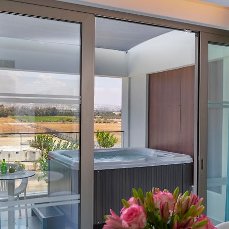 Ivi Mare - Designed For Adults By Louis Hotels Geroskipou Bagian luar foto A hot tub on a balcony