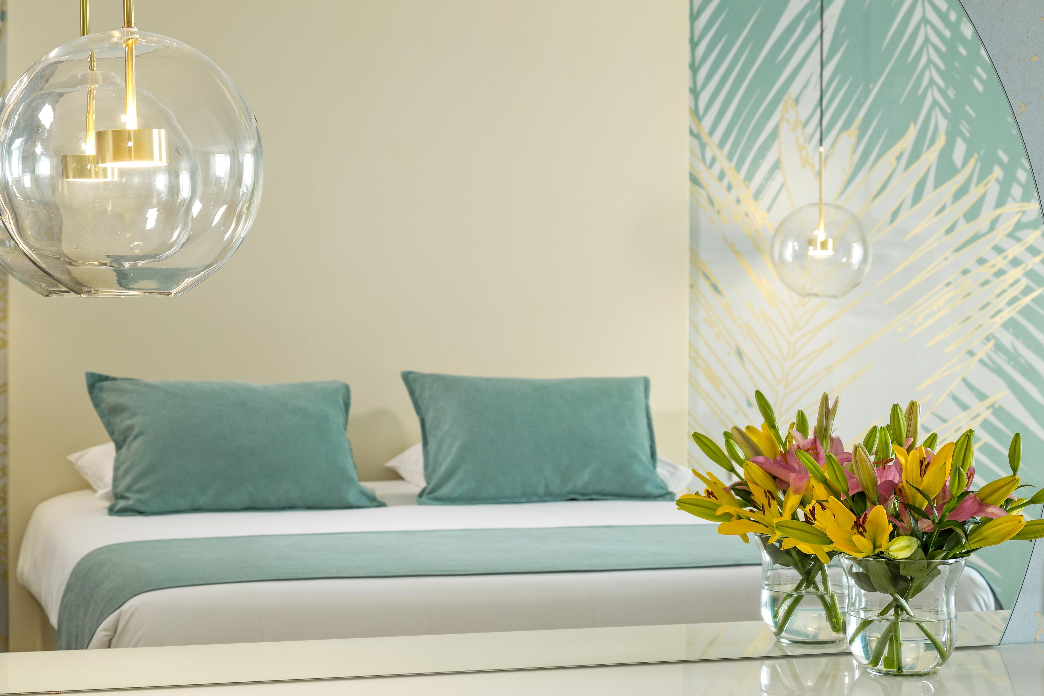 Ivi Mare - Designed For Adults By Louis Hotels Geroskipou Bagian luar foto A bedroom at the hotel