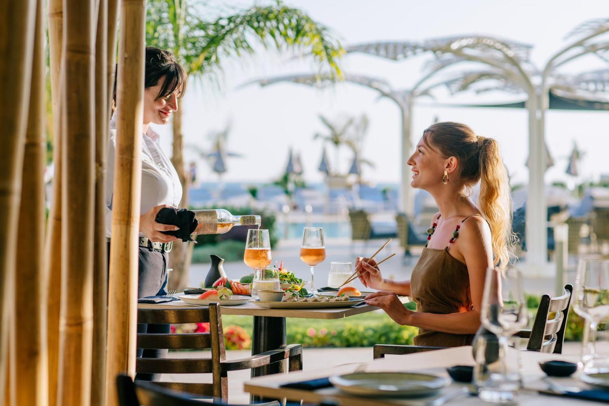 Ivi Mare - Designed For Adults By Louis Hotels Geroskipou Bagian luar foto A waitress serving a guest at a restaurant