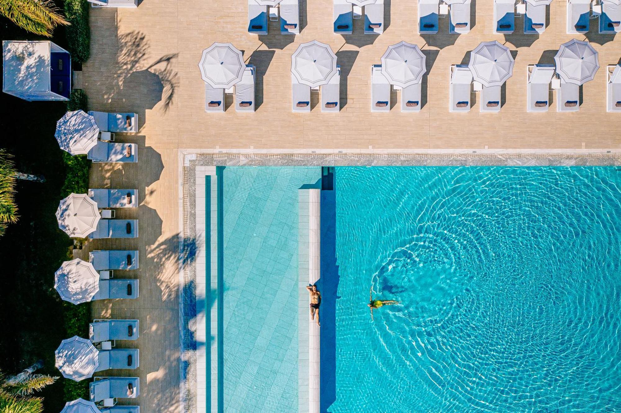Ivi Mare - Designed For Adults By Louis Hotels Geroskipou Bagian luar foto Aerial view of the pool at the Hotel du Cap-Eden-Roc, Cap d'Antibes, France