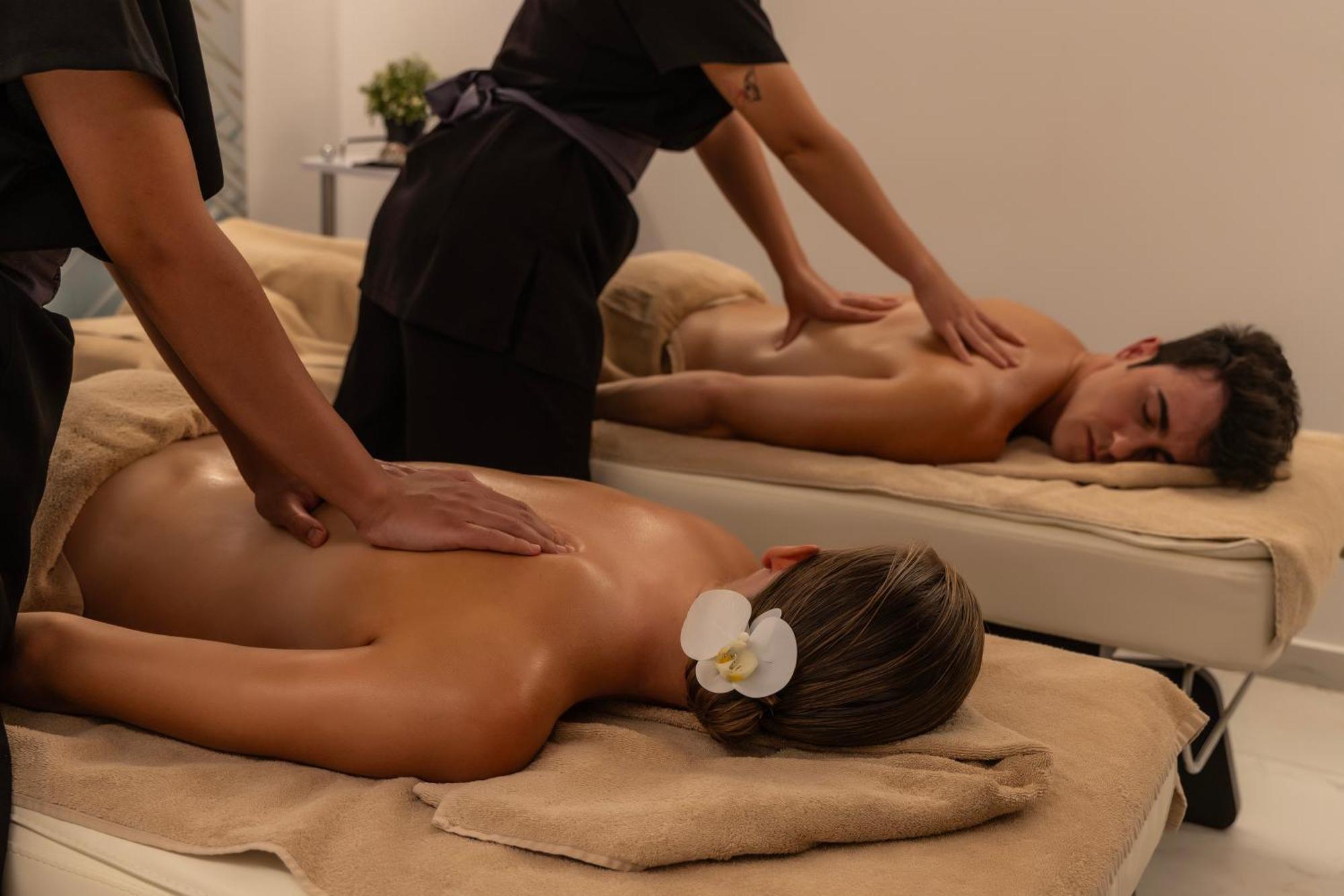 Ivi Mare - Designed For Adults By Louis Hotels Geroskipou Bagian luar foto Massage therapists working on a couple