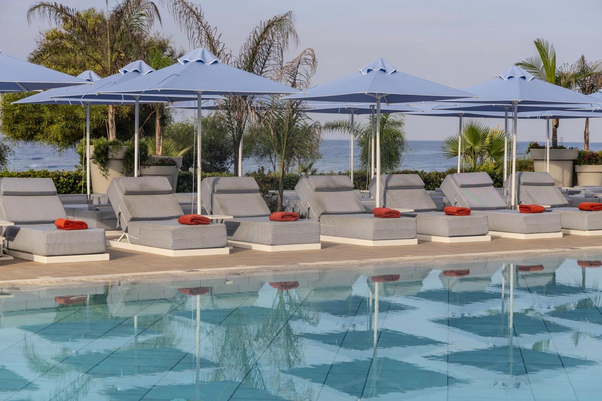 Ivi Mare - Designed For Adults By Louis Hotels Geroskipou Bagian luar foto Pool at the Westin Athens