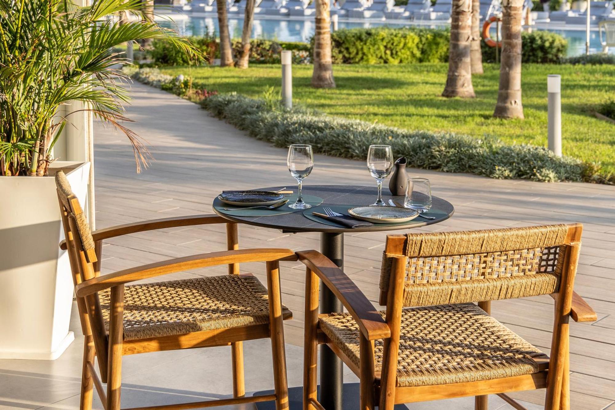 Ivi Mare - Designed For Adults By Louis Hotels Geroskipou Bagian luar foto A table and two chairs