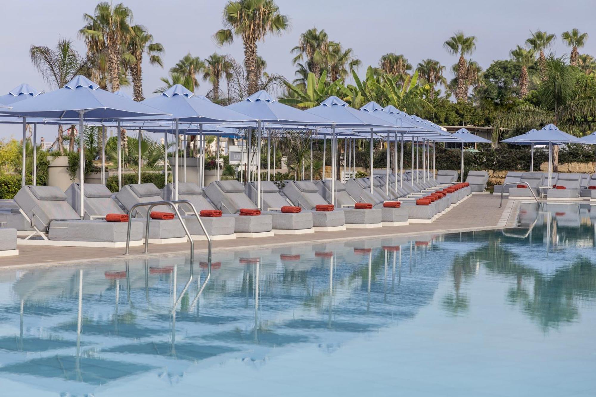 Ivi Mare - Designed For Adults By Louis Hotels Geroskipou Bagian luar foto Pool at the resort