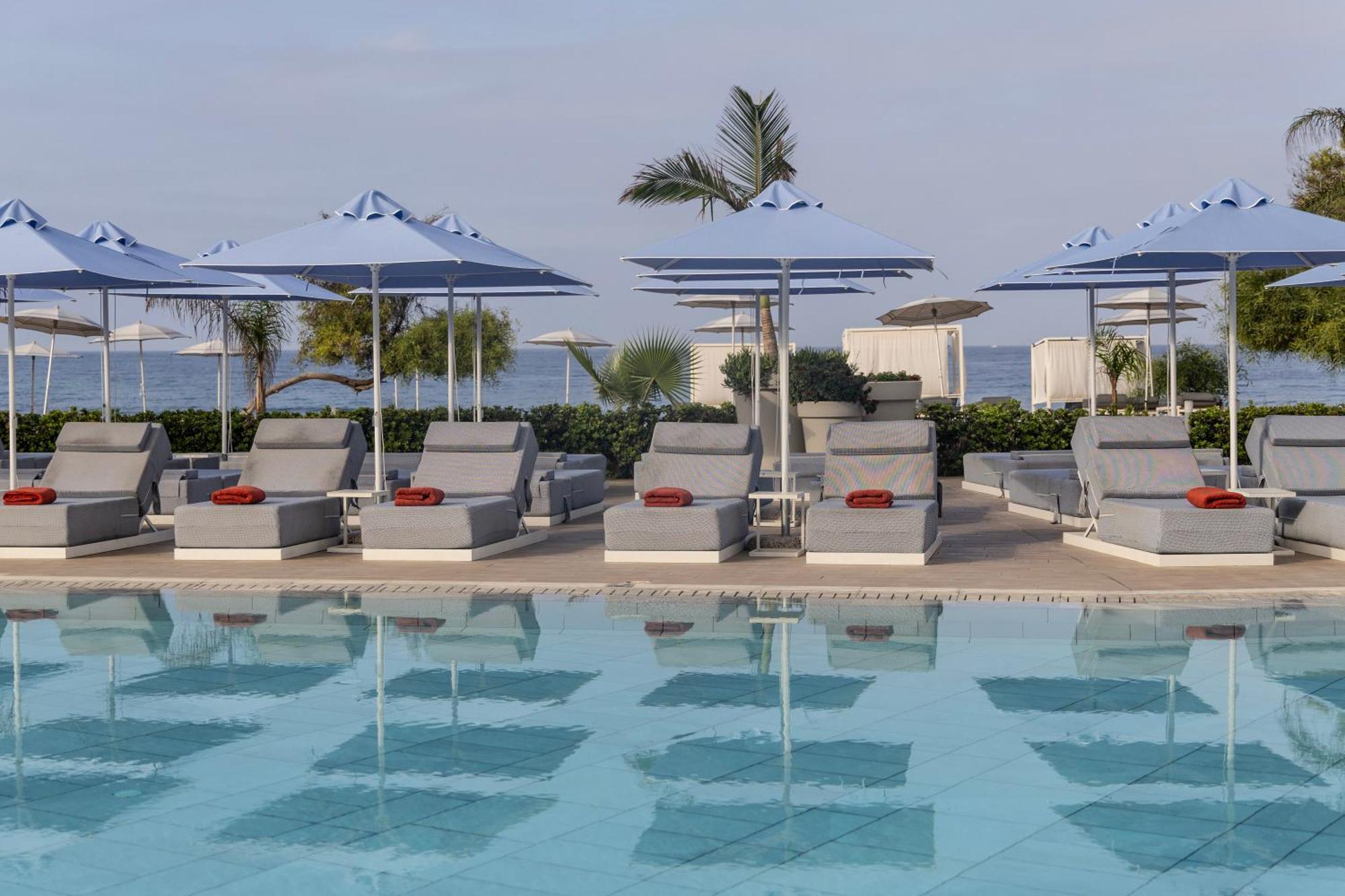 Ivi Mare - Designed For Adults By Louis Hotels Geroskipou Bagian luar foto The swimming pool at the hotel