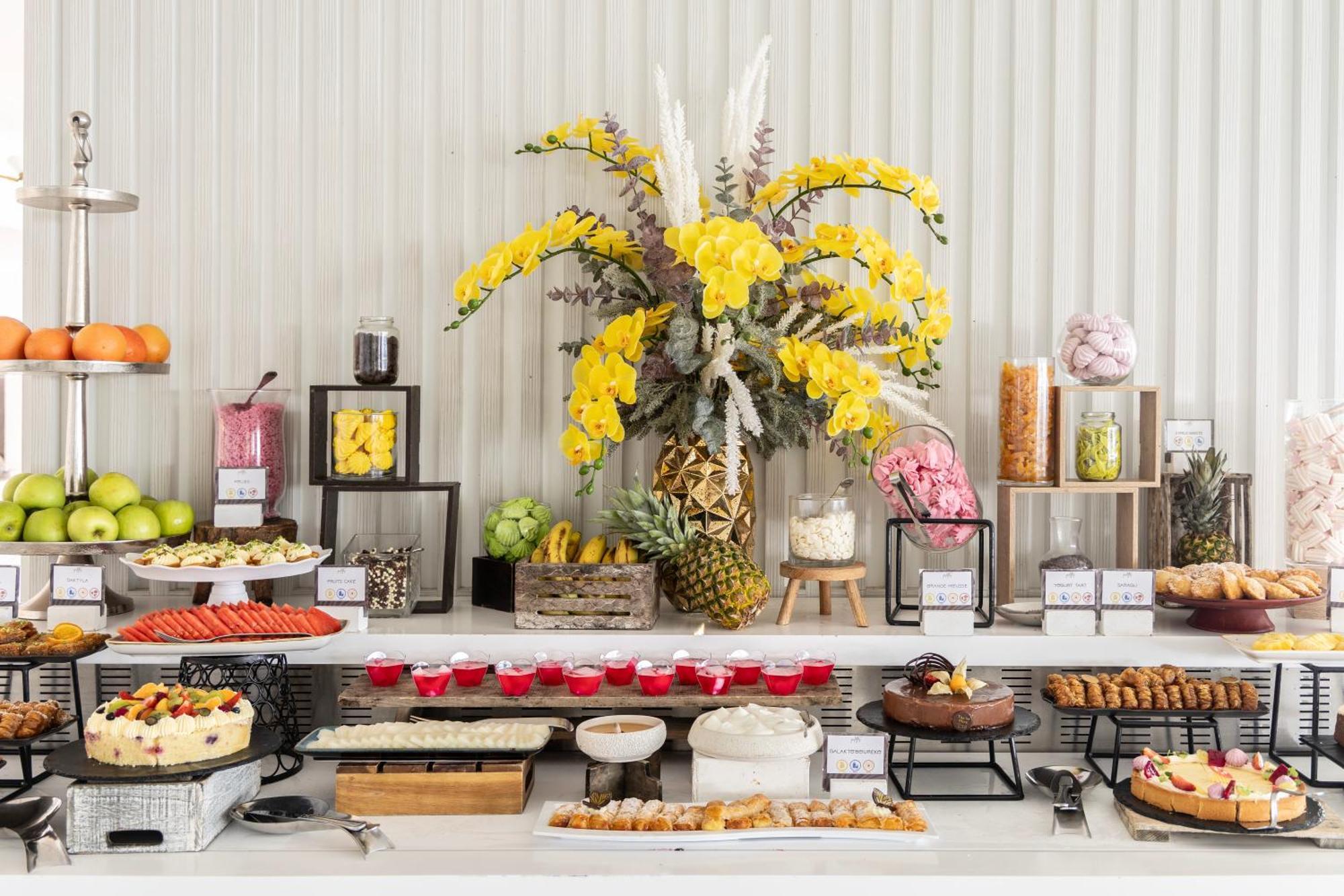 Ivi Mare - Designed For Adults By Louis Hotels Geroskipou Bagian luar foto A dessert buffet