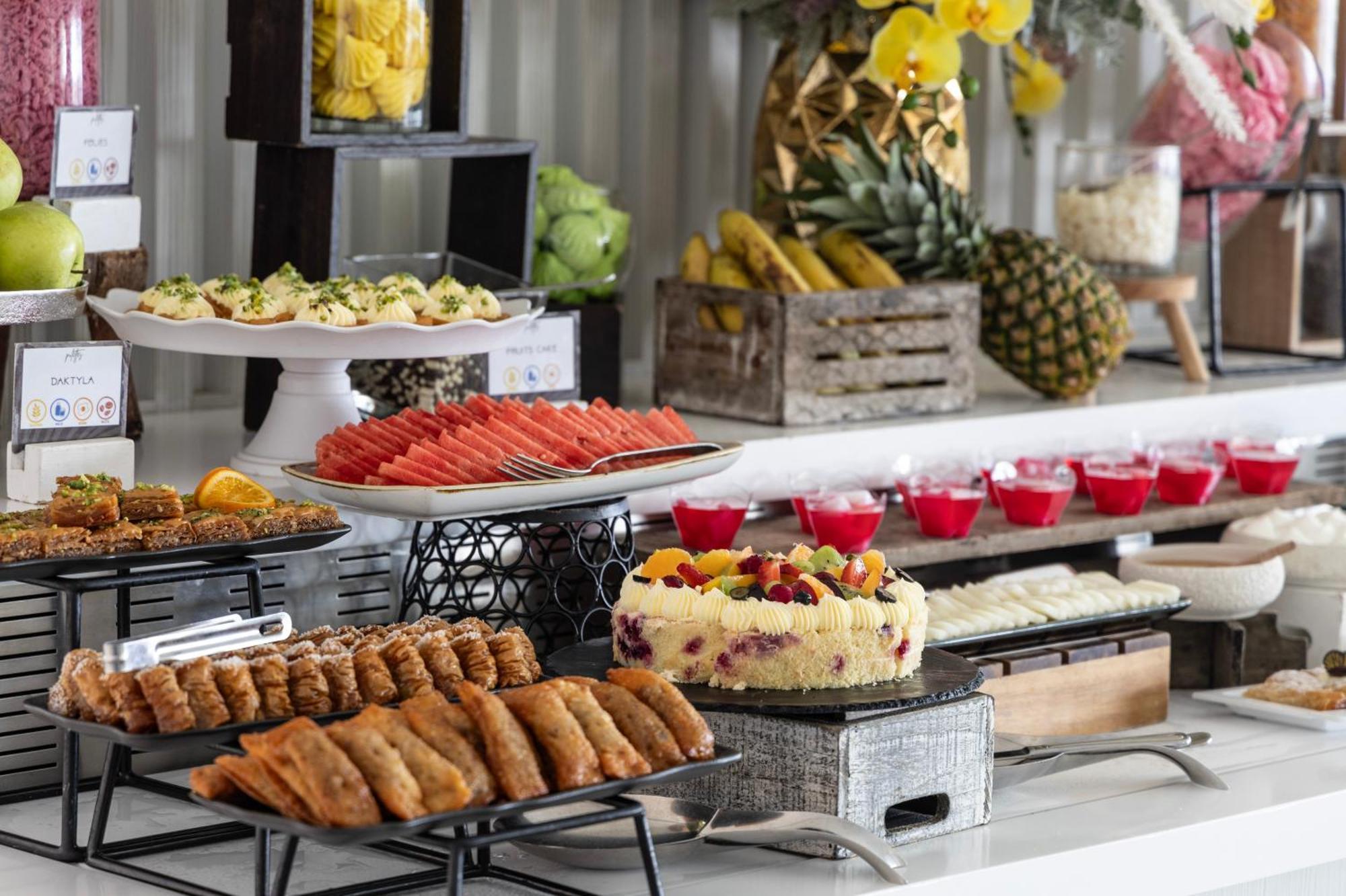 Ivi Mare - Designed For Adults By Louis Hotels Geroskipou Bagian luar foto A buffet at a hotel