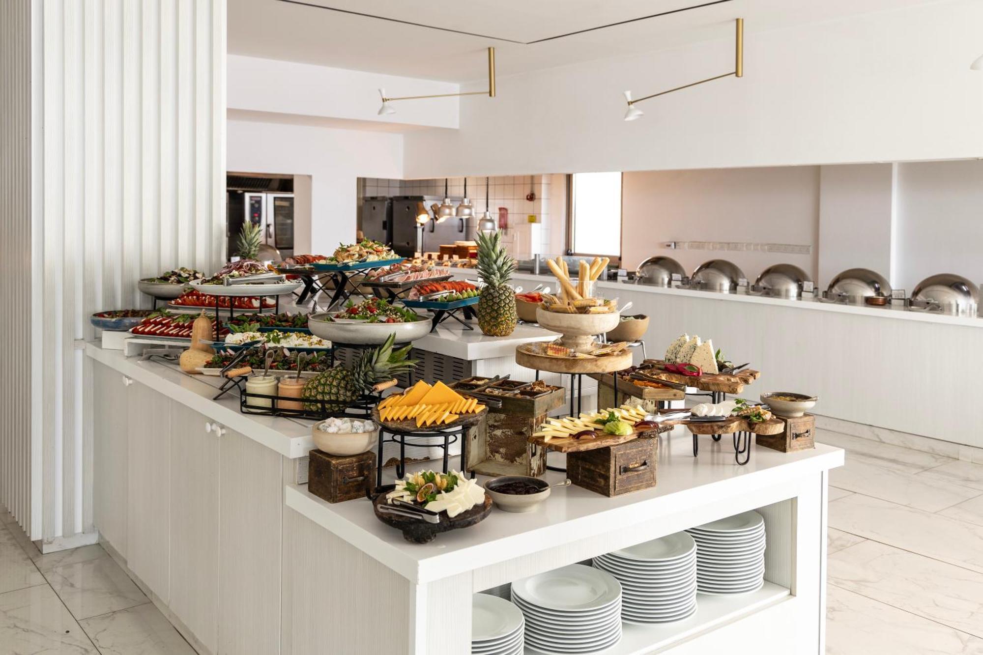 Ivi Mare - Designed For Adults By Louis Hotels Geroskipou Bagian luar foto A buffet at a hotel