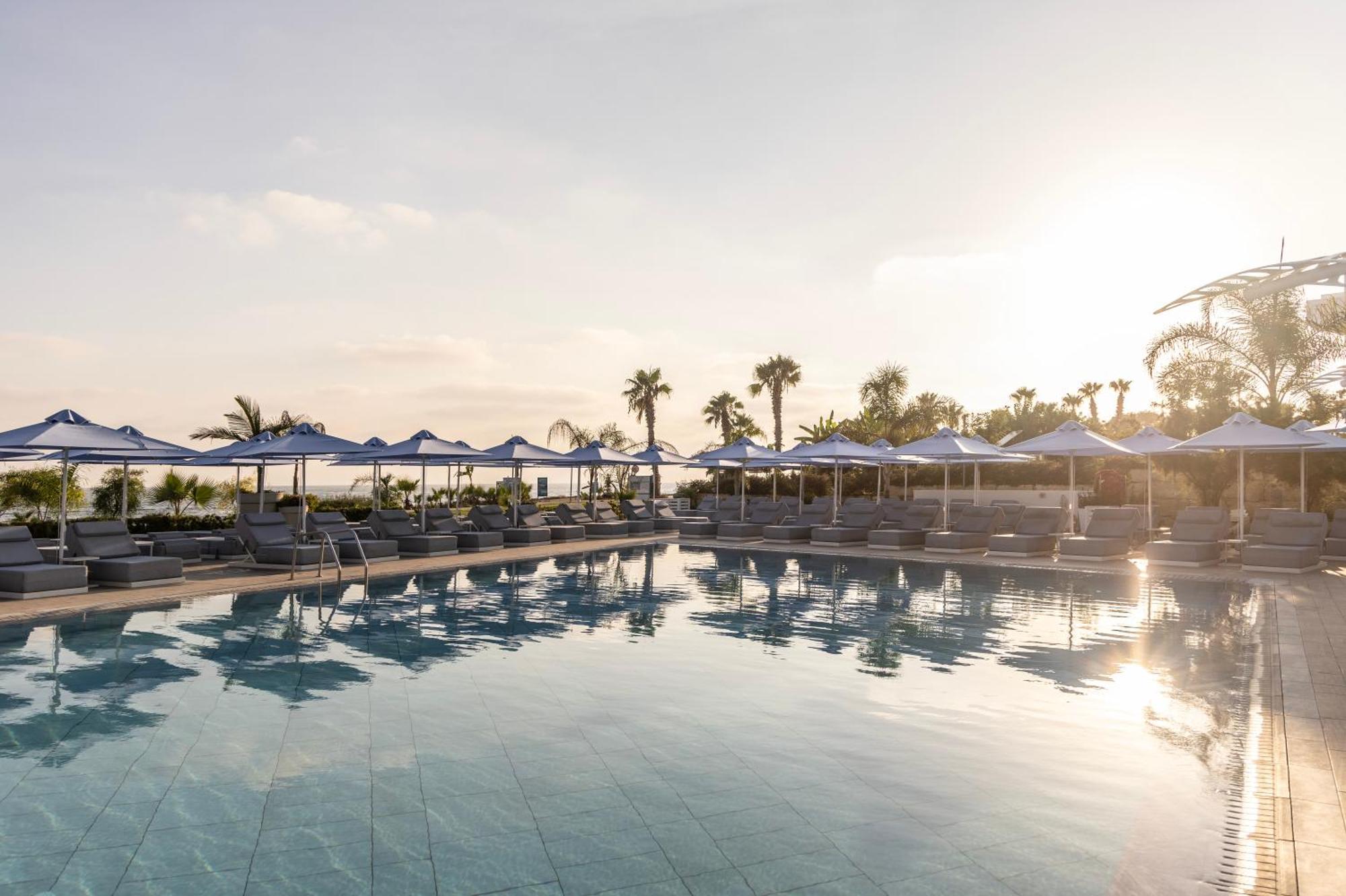 Ivi Mare - Designed For Adults By Louis Hotels Geroskipou Bagian luar foto The pool at the Westin Resort