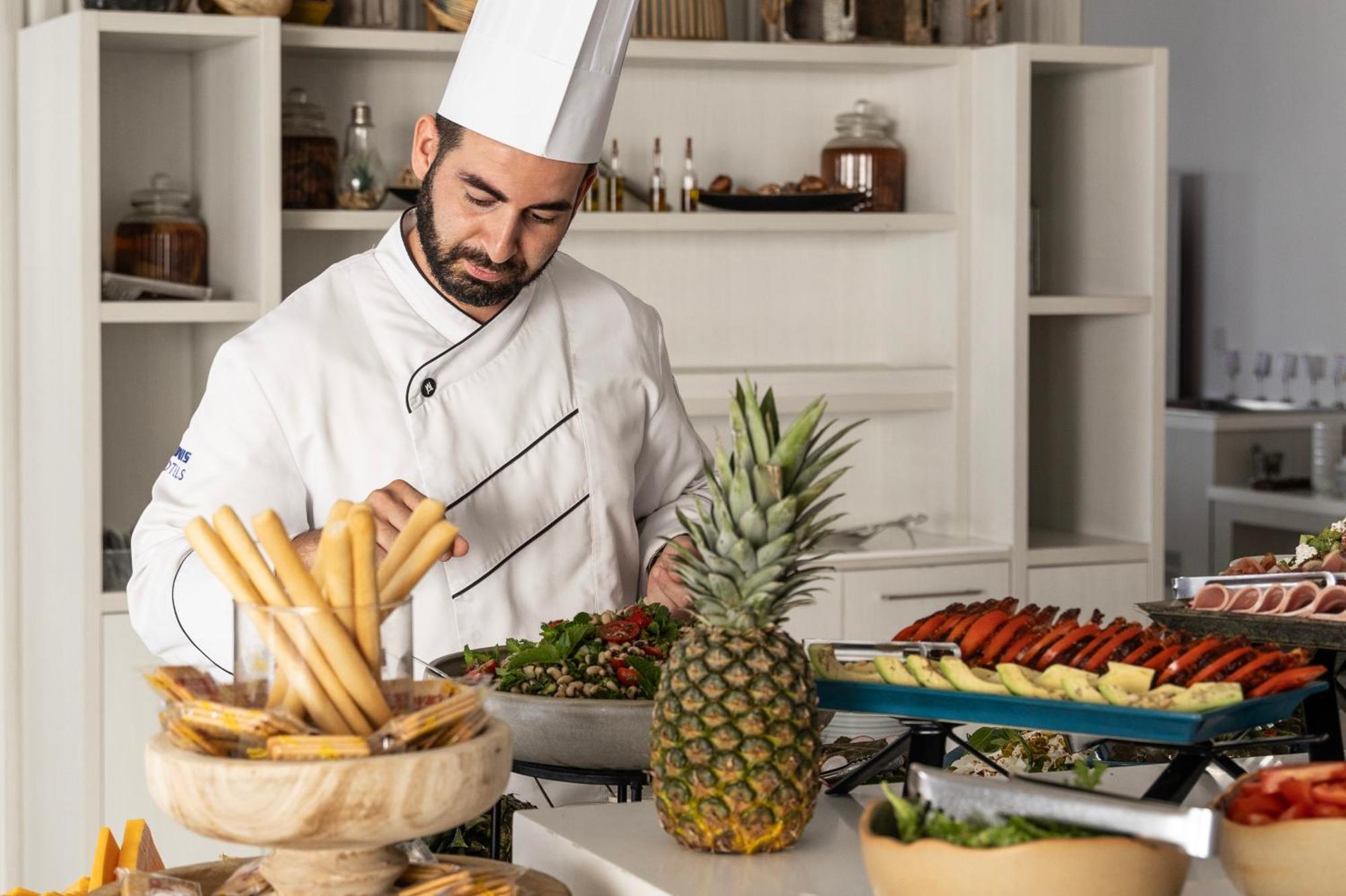 Ivi Mare - Designed For Adults By Louis Hotels Geroskipou Bagian luar foto A chef preparing food