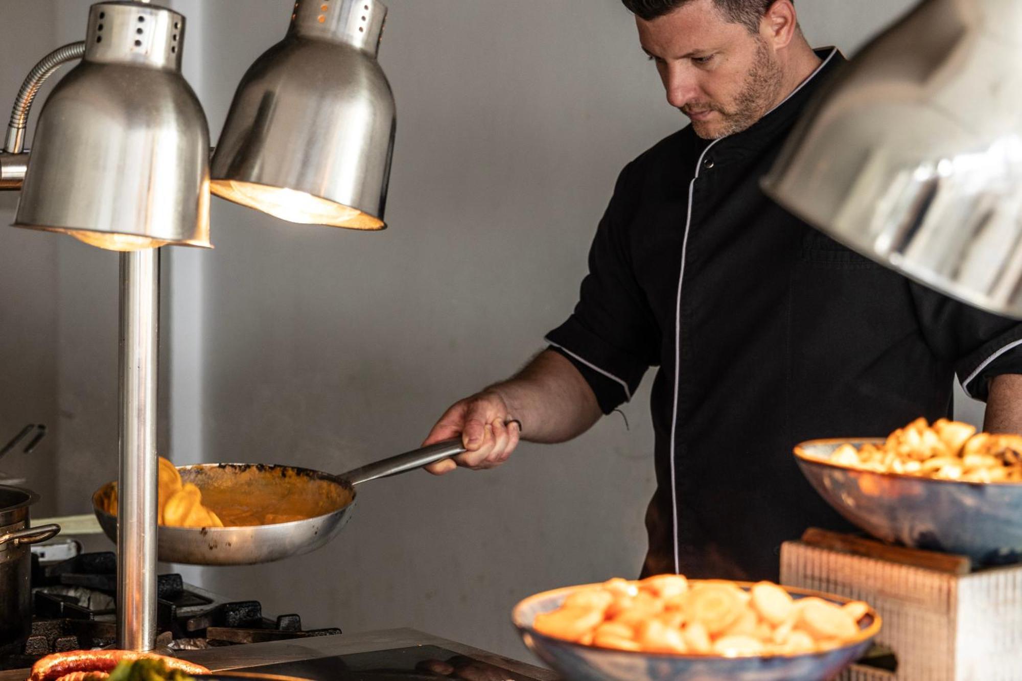 Ivi Mare - Designed For Adults By Louis Hotels Geroskipou Bagian luar foto A chef at work