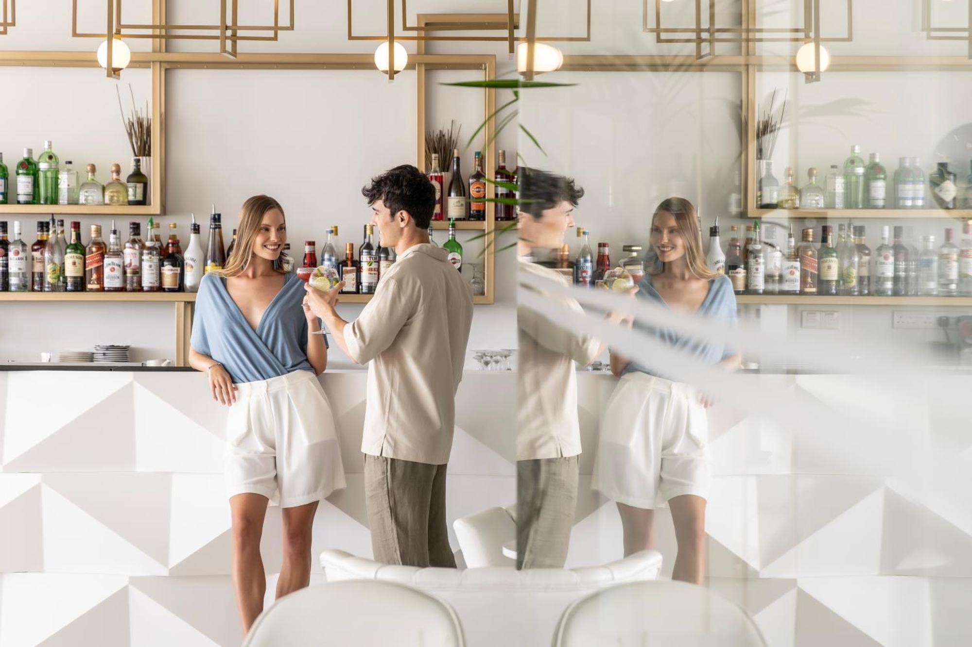 Ivi Mare - Designed For Adults By Louis Hotels Geroskipou Bagian luar foto The bar at the hotel